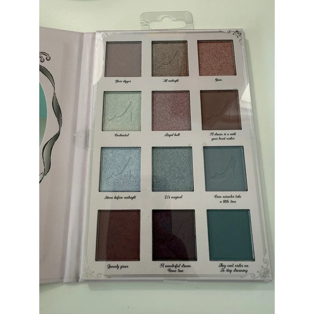 Disney‎ Princess Cinderella Eyeshadow Palette and Heart Keychain Set New